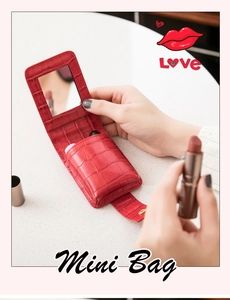 Mini-Lippenstifttasche in roter Krokoprägung mit integriertem Spiegel und Lederklappe