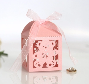 Dettaglio scatola di caramelle rosa tagliata al laser con motivo orso e nastro coordinato