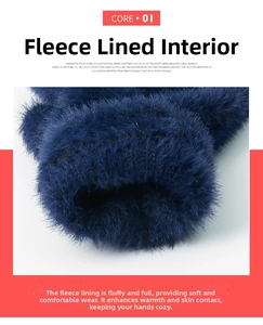 Détail de la doublure en peluche bleu foncé des gants d'hiver tricotés épais sans doigts