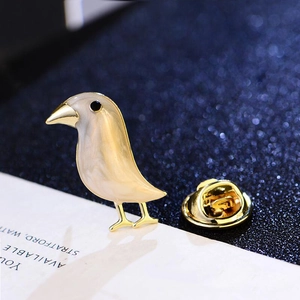 Creative black crow bird brooch with gold metal frame and pearlescent shell inlay