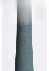 Dettaglio di un vaso in ceramica blu con scanalature orizzontali e finitura opaca