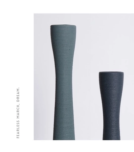 Dettaglio di vasi nordici in ceramica con trama a coste orizzontali e finitura opaca