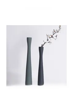 Dettaglio di vasi in ceramica spazzolata nordica in grigio Morandi per la casa