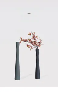 Dettaglio di vasi in ceramica opaca grigio antracite e blu con ramo di bacche rosse