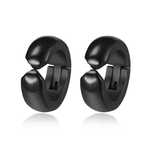 Pendientes de clip punk negros pulidos de acero de titanio para hombre con diseño curvo en forma C