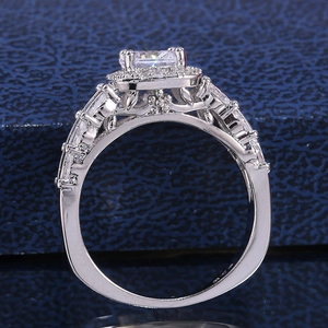 Macro di anello con zircone quadrato e dettagli floreali intagliati sul profilo