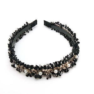 Eleganter Haarreif aus Tweed in Schwarz und Beige mit dekorativen Kunstperlen in U-Form