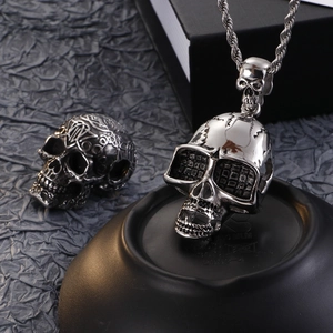 Pendentif tête de mort poli en acier inoxydable pour homme avec chaîne torsadée