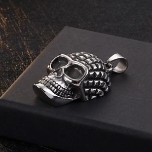 Pendentif crâne en acier inoxydable hip hop avec finition texturée sur socle sombre