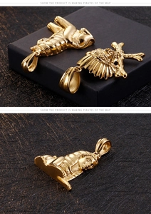 Detailansicht goldener Buddha- und Indianer-Totenkopf-Anhänger auf dunklem Untergrund