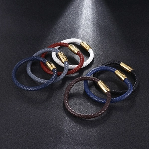 Bracciali in pelle intrecciata in sette colori con chiusure magnetiche in oro lucido