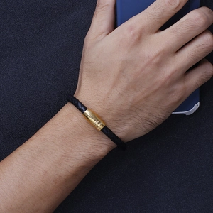 Bracciale da uomo in pelle nera intrecciata con chiusura magnetica in acciaio dorato