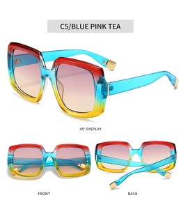 Viste dettagliate degli occhiali da sole quadrati multicolore con lenti sfumate blu rosa