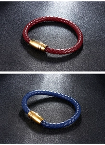 Dettaglio di bracciali in pelle intrecciata blu e bordeaux con chiusura magnetica oro