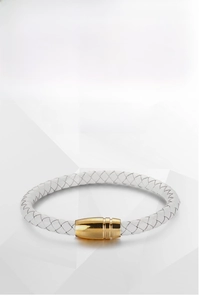 Dettaglio di bracciale in pelle intrecciata bianca con chiusura magnetica in acciaio dorato