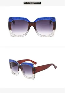 Détail de lunettes de soleil carrées avec dégradé bleu, thé, blanc et effet pailleté