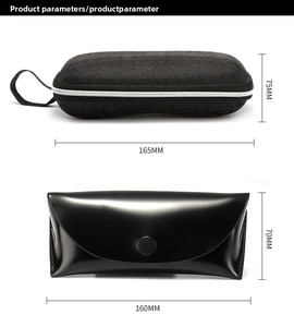 Confronto dimensioni tra custodia in EVA con zip e astuccio in pelle lucida