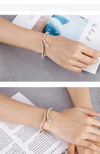 Détail du bracelet en forme de serpent orné de cristaux sur le poignet d'une femme