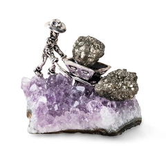 Amethyst-Kristallgruppe mit einer silbernen Bergmannsfigur und kleinen Pyrit-Steinen