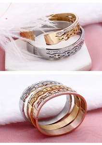 Vue détaillée de bracelets ajourés plaqués or 18 carats ornés de petits oxydes de zirconium