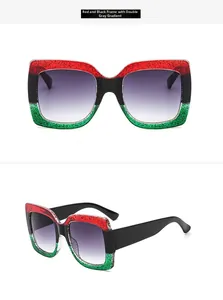 Détail de lunettes de soleil carrées oversize avec monture pailletée tricolore et dégradé