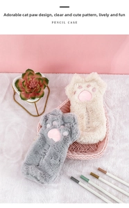 Dettaglio di astucci in peluche a forma di zampa di gatto in grigio e bianco