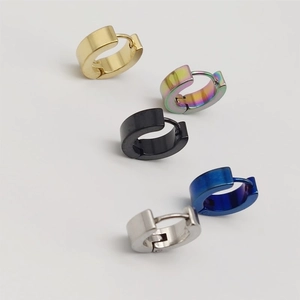 Cinq couleurs de boucles d'oreilles créoles en acier inoxydable en disposition étagée