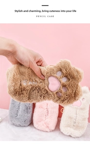 Dettaglio di astucci in peluche a forma di zampa di gatto in marrone, grigio, rosa e beige