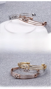 Détail de joncs infini avec cristaux micro-pave en finitions or, argent et or rose