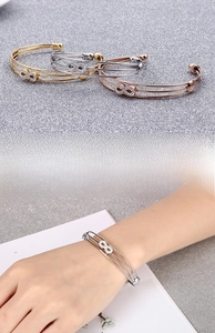 Vue détaillée des bracelets infini en acier avec strass micro-incrustés en trois coloris