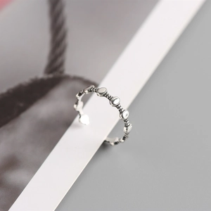 Dettaglio anello a catena in argento S925 con perle lucide e design regolabile