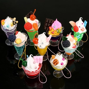 Set di portachiavi a forma di mini coppe gelato con frutta e panna finta in resina
