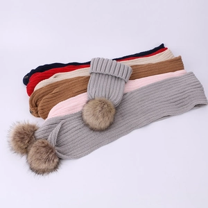 Ensemble bonnet et écharpe en tricot d'hiver avec pompons en six couleurs assorties