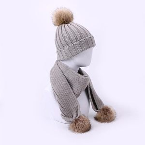 Ensemble bonnet et écharpe en tricot pour enfants avec pompons en fourrure