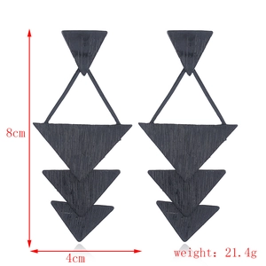 Détails de boucles d'oreilles noires géométriques en bois avec dimensions 8cm par 4cm et 21,4g