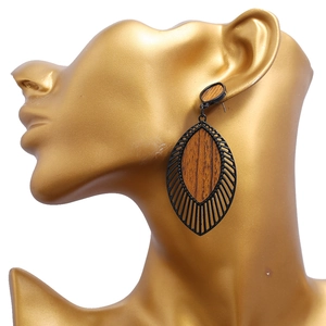 Boucles d'oreilles en bois rétro dans un cadre en métal noir sur un mannequin