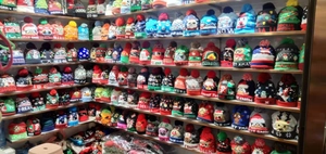 Vue détaillée de divers bonnets de Noël en tricot avec motifs LED colorés et pompons