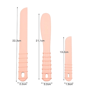 Set da tre pezzi di spatole in silicone rosa di varie dimensioni per fai-da-te o cosmetici