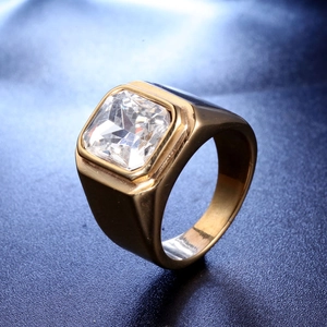 Vue rapprochée d'une chevalière homme en or avec un grand oxyde de zirconium de coupe carrée