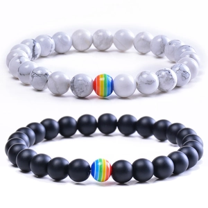Détail de bracelets de perles Pride avec turquoise blanche et pierres de lave noire