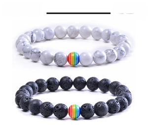 Vue détaillée de bracelets en turquoise blanche et pierre de lave avec perles arc-en-ciel