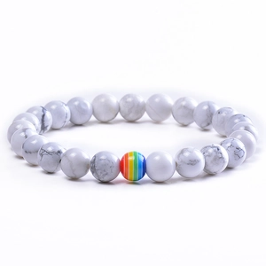 Bracelet en turquoise blanche naturelle avec perle arc-en-ciel sur fond blanc