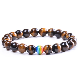 Détail du bracelet en perles d'oeil de tigre avec une perle décorative arc-en-ciel