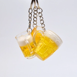 Set di tre portachiavi creativi con boccali di birra in miniatura e schiuma realistica