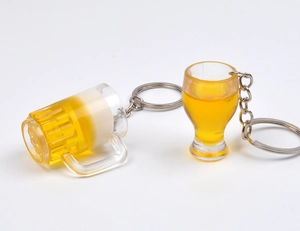 Dettaglio di portachiavi a forma di boccale di birra con schiuma realistica e resina