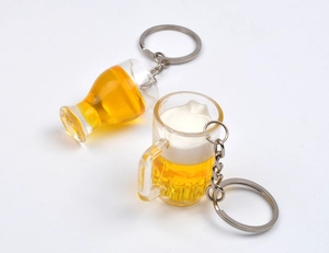 Dettaglio di portachiavi creativi a mini boccale di birra con schiuma e resina liquida