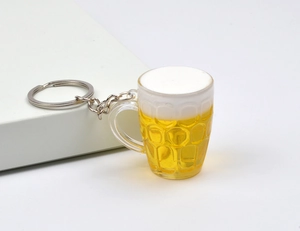 Dettaglio portachiavi mini boccale di birra con liquido giallo realistico e schiuma bianca