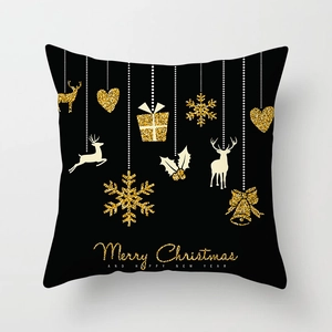 Détail d'une taie d'oreiller de Noël noire avec renne doré et texte Merry Christmas