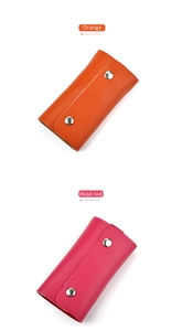 Dettaglio di astucci portachiavi in pelle martellata arancione e rosa con scatti in argento