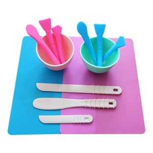Set dettagliato di ciotole e pennelli in silicone per maschere fai-da-te e pelle